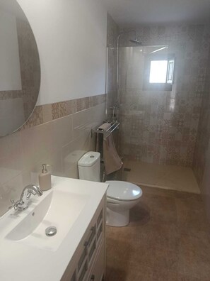 Secadora de cabello, toallas, papel de baño 