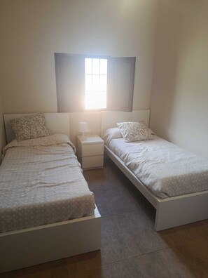 Tabla de planchar con plancha, wifi gratis y ropa de cama 