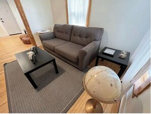 Living area - Sleeps 7 in Minneapolis Art District Close to Everything (Minneapolis)