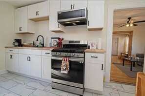 Private kitchen - Sleeps 7 in Minneapolis Art District Close to Everything (Minneapolis)
