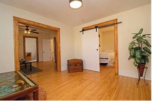 Room - Sleeps 7 in Minneapolis Art District Close to Everything (Minneapolis)