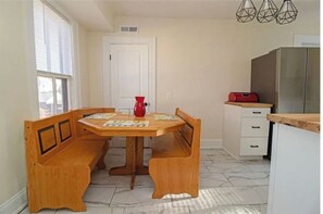 Dining - Sleeps 7 in Minneapolis Art District Close to Everything (Minneapolis)