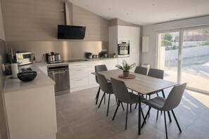 Private kitchen - Villa Paloma - 2-bedroom villa with a 200-square-meter terrace and heated pool (Le Beausset)