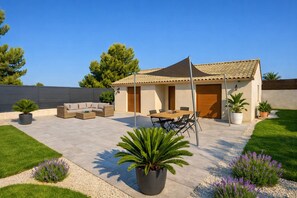 Outdoor dining - Villa Paloma - 2-bedroom villa with a 200-square-meter terrace and heated pool (Le Beausset)