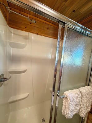 Shower, hair dryer, towels, soap - Cody Bunkhouse (Cody)