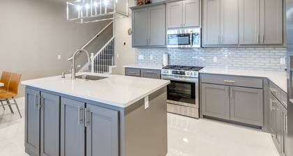 Private Baths - Sleeps 10 - 3BR - 2,250 Sq Ft - Nr DT Edmond