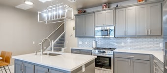 Private Baths - Sleeps 10 - 3BR - 2,250 Sq Ft - Nr DT Edmond