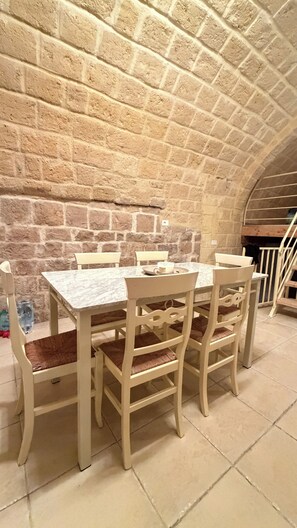 Dining - Vacation rental in the historic center of Trani (Trani)