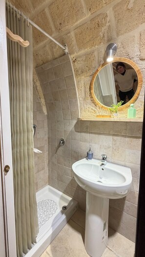 Shower, hair dryer, bidet, towels - Vacation rental in the historic center of Trani (Trani)