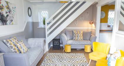 Poachers Cottage Old Tom Cottage Sleeps 12 Dog Friendly Pool Tennis Family Facilities