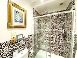Shower - Muntham Studio Apartment 5 (Torquay)