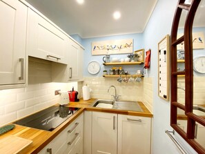 Dishwasher, cookware/dishes/utensils - Muntham Studio Apartment 5 (Torquay)