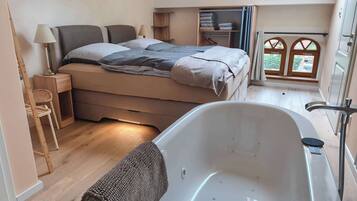 2 habitaciones, tabla de planchar con plancha, cuna de viaje y wifi