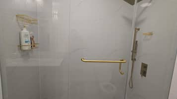 Secador de pelo, toallas, jabón, papel higiénico