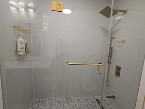 Sèche-cheveux, serviettes fournies, savon, papier toilette