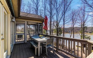 Outdoor dining - R&R at Lake Anna LAKEFRONT 6 BR 6 Bath, Dogs stay free, use of 2 kayaks & 2 SUPs (Unionville)