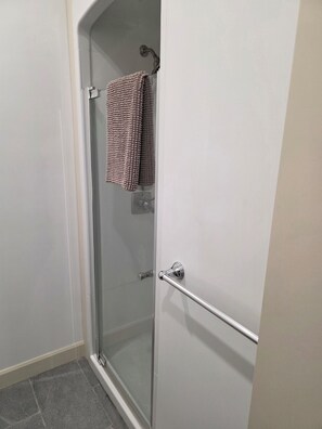 Douche, sèche-cheveux, serviettes fournies, savon