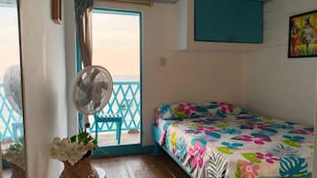 Quarto casal conforto, 1 cama de casal, sacada, vista para o oceano | Wi-Fi de cortesia