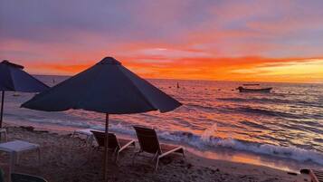 På stranden, vit sandstrand och strandbarer