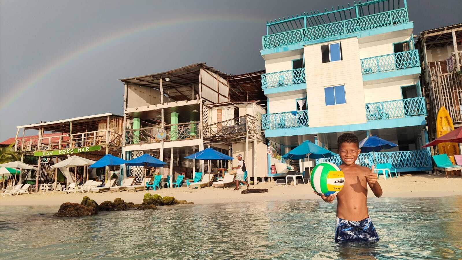在海滩、白沙、间海滩酒吧
