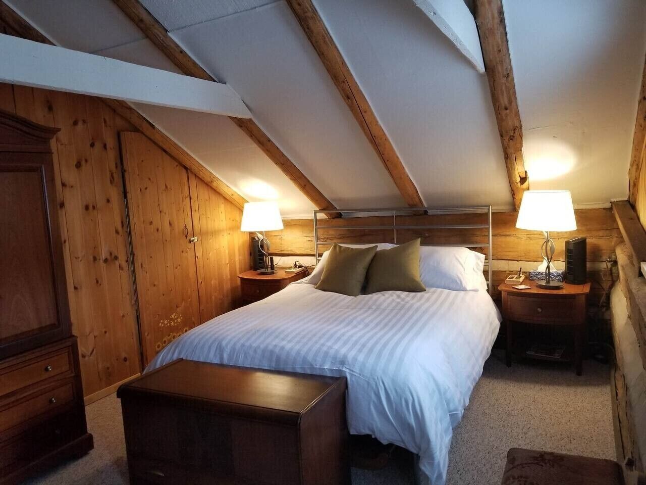 Een bureau, een strijkplank/strijkijzer, wifi, beddengoed