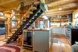 Wasserkocher mit Kaffee-/Teezubehör, Kühlschrank, Mikrowelle, Ofen
