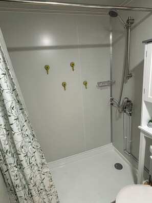 Douche, sèche-cheveux, serviettes fournies, savon
