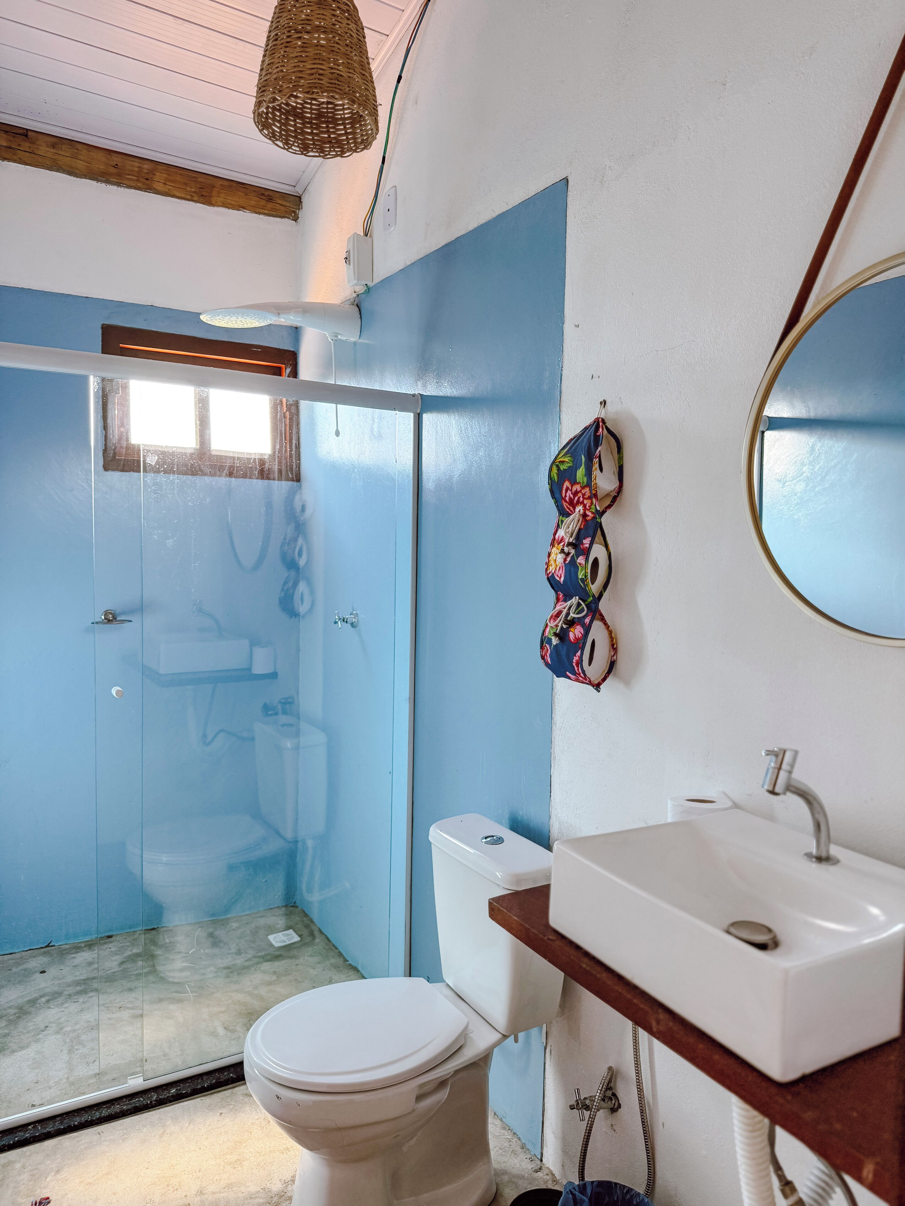 Phòng Suite tiện nghi đơn giản, quang cảnh vườn | Phòng tắm | Buồng tắm vòi sen, khăn tắm, xà phòng, giấy vệ sinh 