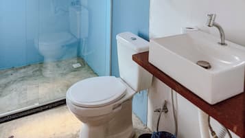 Phòng Suite tiện nghi đơn giản, quang cảnh vườn | Phòng tắm | Buồng tắm vòi sen, khăn tắm, xà phòng, giấy vệ sinh