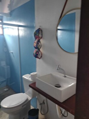 Shower, towels, soap, toilet paper - praia mar pousada (Porto Seguro)