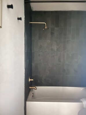 Secador de cabelo, toalhas de banho, sabonete, papel higiênico