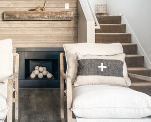 Eine Treppe mit hölzernem Geländer und beige gefärbten Stufen.