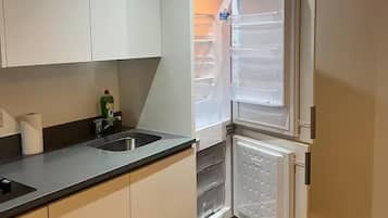 Frigorífico, horno, placa de cocina y lavavajillas