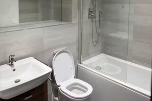 A bathroom with a toilet, sink, and shower. - Central Broad St Apartment, Gym & Fast Wifi (Birmingham)