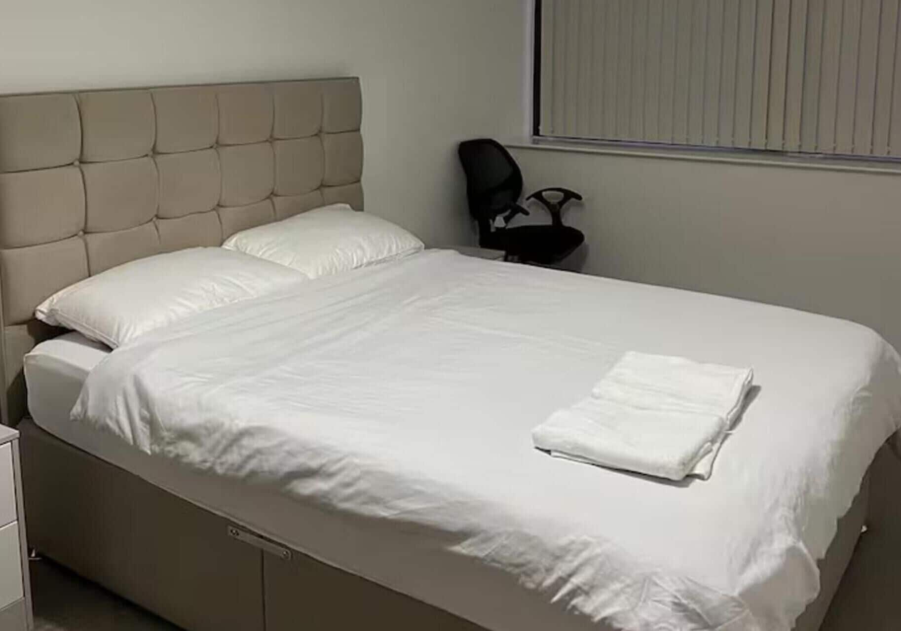 1 habitación, tabla de planchar con plancha, wifi gratis y ropa de cama 