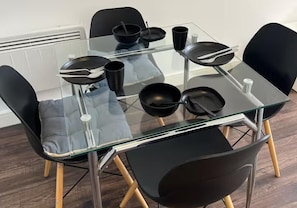 Dining - Central Broad St Apartment, Gym & Fast Wifi (Birmingham)