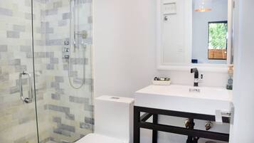 Sèche-cheveux, serviettes fournies, shampoing, papier toilette