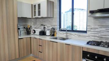 Refrigerador con freezer, microondas, horno, placa de cocina