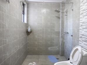 Căn hộ phong cách cổ điển, ban công, quang cảnh thành phố | Phòng tắm | Buồng tắm vòi sen, đồ dùng nhà tắm miễn phí, dép đi trong nhà 