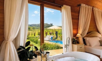 Cabana Gaia com Hidro e Piscina Aquecida - Alfredo Wagner/SC | Roupas de cama premium, Wi-Fi de cortesia, individualmente decorados
