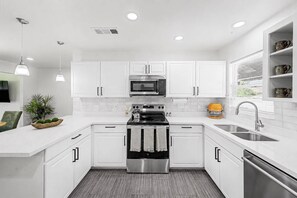 Private kitchen - Bluefield Garden - Serene Desert Landscape with Fire Pit (Phoenix)
