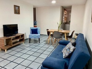 Living area - Spacious 3-bedroom apartment + garage in a prime location (San Luis Potosí)
