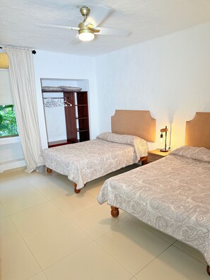 Tabla de planchar con plancha, wifi, ropa de cama