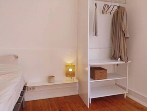 Room - Elegant room in Cacilhas with a balcony near Lisbon (Sesimbra)