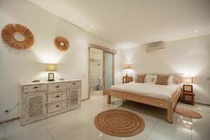 Escritorio, tabla de planchar con plancha, wifi gratis y ropa de cama