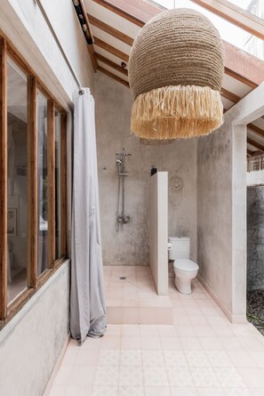 Secador de cabelo, toalhas de banho