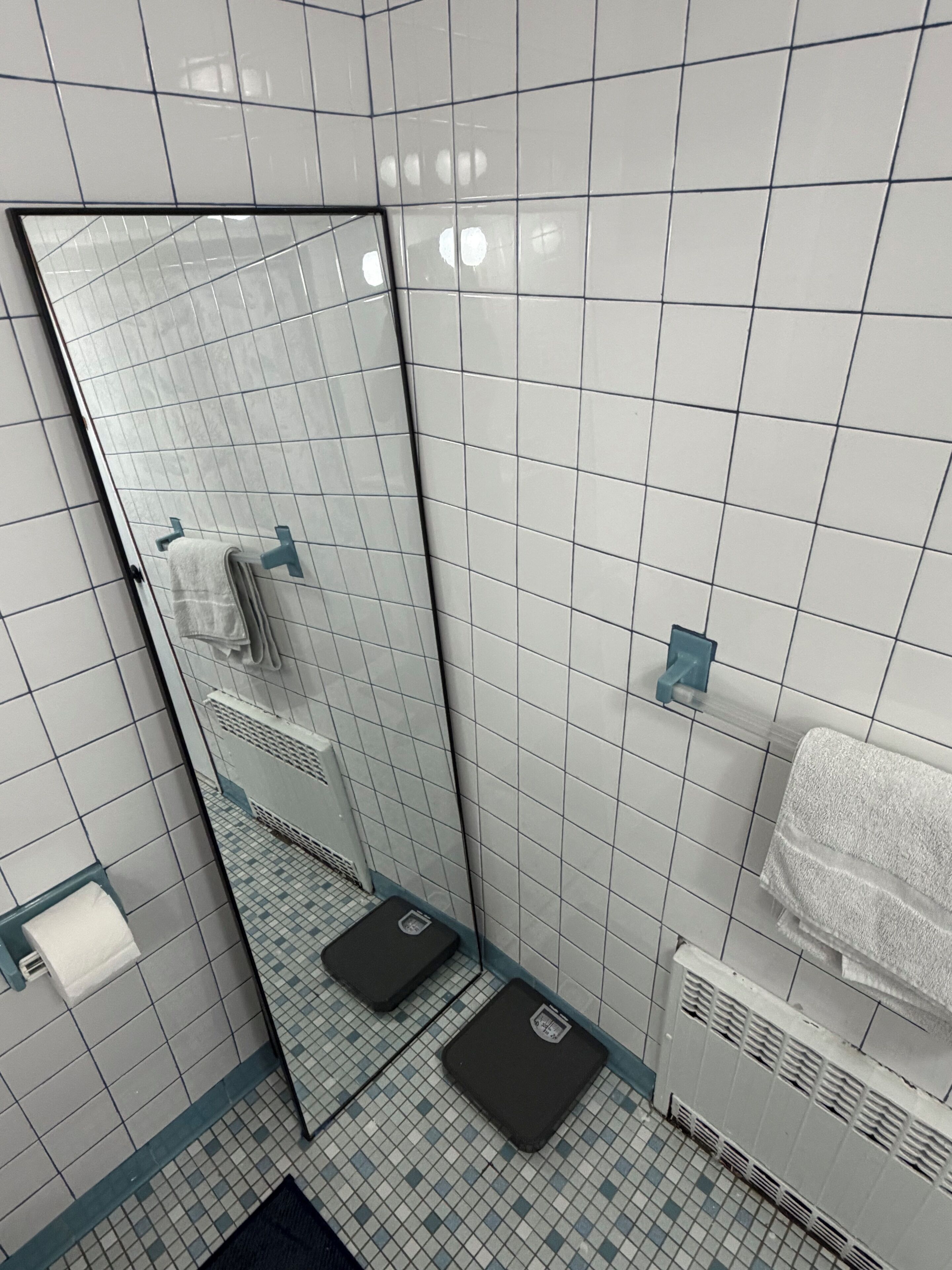 Sèche-cheveux, serviettes fournies, savon, papier toilette
