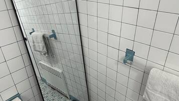 SĂšche-cheveux, serviettes fournies, savon, papier toilette