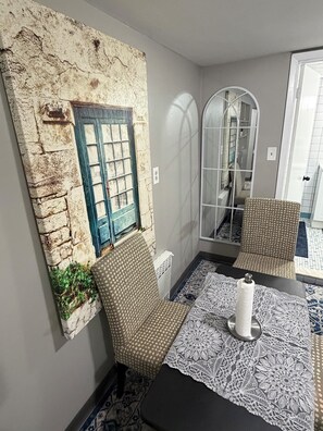 Dining - Cozy 1 bedroom apt! Prime location! King & Full bed! Sleeps 4! 2 smart TVs!  (Albany)