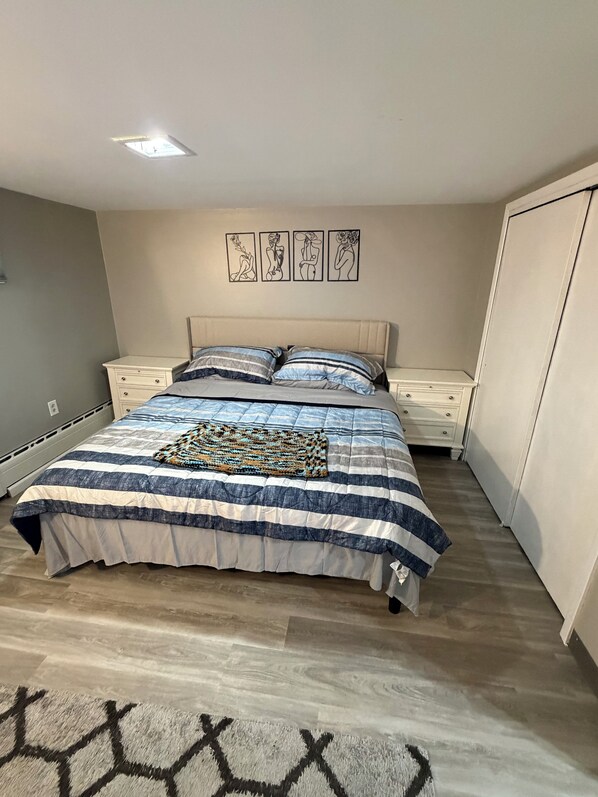 1 bedroom, iron/ironing board, WiFi, bed sheets - Cozy 1 bedroom apt! Prime location! King & Full bed! Sleeps 4! 2 smart TVs!  (Albany)
